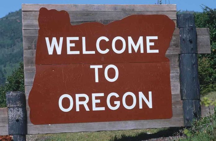 shutterstock_102707627.jpg Welcome sign to Oregon with a brown background and white text